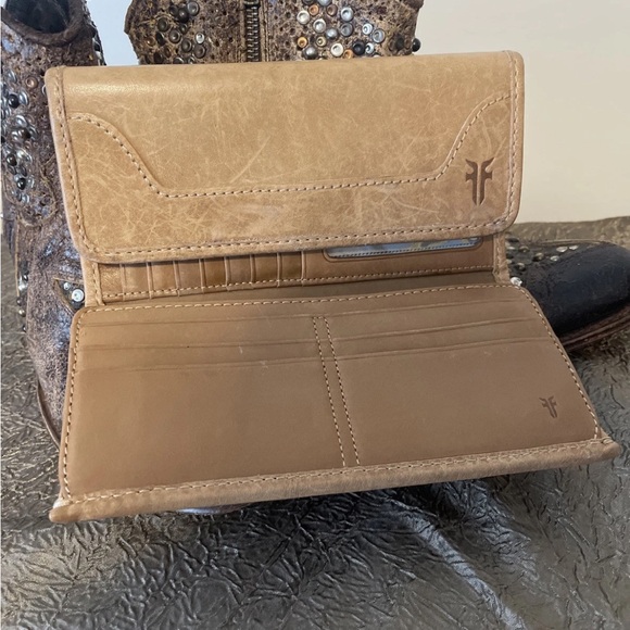 🤎💛Frye Melissa Distressed Leather Wallet $158 -Beige- - Picture 11 of 15